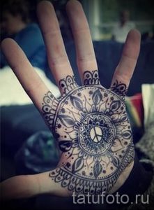 mehendi on hand mandala - a temporary henna tattoo photo 2112 tatufoto.ru