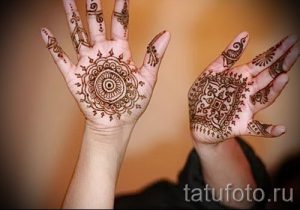 mehendi on her arm a child - a temporary henna tattoo photo 1114 tatufoto.ru