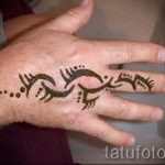 mehendi on her arm a little - Picture temporary henna tattoo 2115 tatufoto.ru