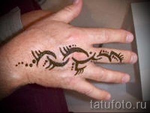 mehendi on her arm a little - Picture temporary henna tattoo 2115 tatufoto.ru