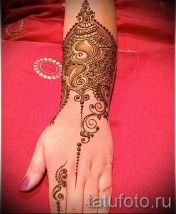 mehendi on her arm as a bracelet - a temporary henna tattoo photo 1116 tatufoto.ru