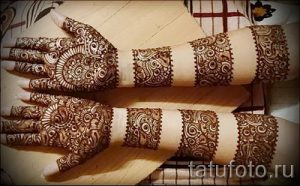 mehendi on her arm bracelet - Picture temporary henna tattoo 3119 tatufoto.ru