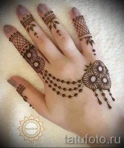 mehendi on her arm light pictures - photo of temporary henna tattoo 1122 tatufoto.ru