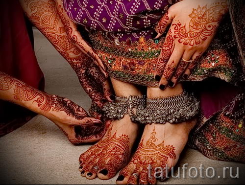 mehendi on her hand and foot - options for temporary henna tattoo on 05082016 2074 tatufoto.ru