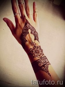 mehendi on her hand flower - Photo temporary henna tattoo 1127 tatufoto.ru