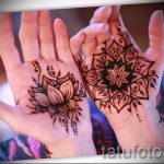 mehendi on her hand the crown - a temporary henna tattoo photo 1128 tatufoto.ru