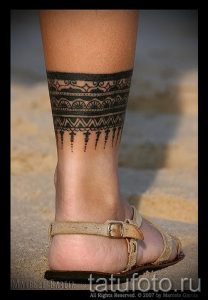 mehendi on her leg in the form of a bracelet - options for temporary henna tattoo on 05082016 1079 tatufoto.ru