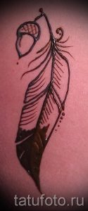mehendi plume sur sa jambe - les options de tatouage au henné temporaire sur 05082016 1088 tatufoto.ru