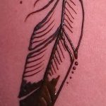 mehendi plume sur sa jambe - les options de tatouage au henné temporaire sur 05082016 1088 tatufoto.ru