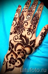 mehendi sur la main henné noir - une photo de tatouage au henné temporaire 1147 tatufoto.ru