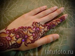 mehendi sur la main - une photo de tatouage au henné temporaire 1143 tatufoto.ru