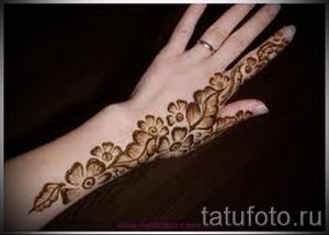 mehendi sur la photo à gauche - photo temporaire tatouage au henné 1149 tatufoto.ru