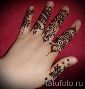 mehendi sur les doigts - une photo de tatouage au henné temporaire 1152 tatufoto.ru