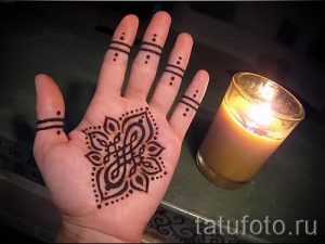 mehendi sur lotus à la main - une photo de tatouage au henné temporaire 1157 tatufoto.ru