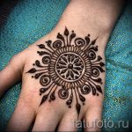 mehendi sur mandala de la main - une photo de tatouage au henné temporaire 1158 tatufoto.ru