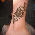 mehendi sur sa jambe un peu - options pour tatouage au henné temporaire sur 05082016 1094 tatufoto.ru