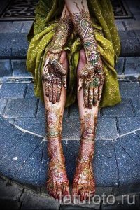 mehendi sur sa main et le pied - une photo de tatouage au henné temporaire 1159 tatufoto.ru