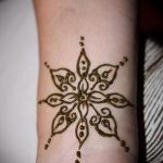 mehendi sur ses bras légers images - photo du tatouage au henné temporaire 1161 tatufoto.ru