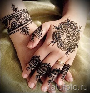 mehendi sur son bracelet de bras - Photo henné tatouage temporaire 2164 tatufoto.ru
