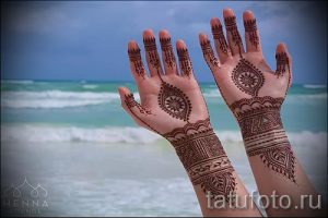 mehendi sur son bras comme un bracelet - une photo de tatouage au henné temporaire 1165 tatufoto.ru