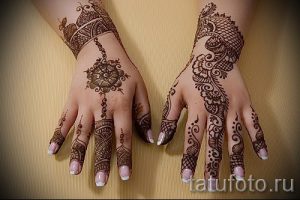 mehendi sur son bras comme un bracelet - une photo de tatouage au henné temporaire 2166 tatufoto.ru