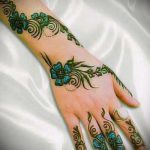 mehendi sur son dessin à la main - photo henné tatouage temporaire 1170 tatufoto.ru