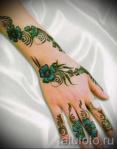 mehendi sur son dessin à la main - photo henné tatouage temporaire 1170 tatufoto.ru