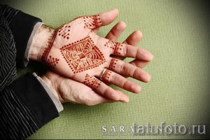 mehendi sur un des hommes de main - une photo de tatouage au henné temporaire 1171 tatufoto.ru
