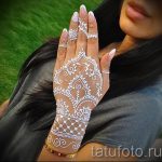 mehendi sur une main blanche avec du henné - une photo de tatouage au henné temporaire 1177 tatufoto.ru