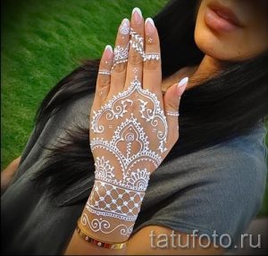 mehendi sur une main blanche avec du henné - une photo de tatouage au henné temporaire 1177 tatufoto.ru