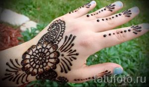 mehendi sur une photo à la main pour les filles - une photo de tatouage au henné temporaire 1179 tatufoto.ru