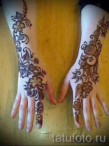 mehendi sur une photo à la main pour les filles - une photo de tatouage au henné temporaire 2180 tatufoto.ru