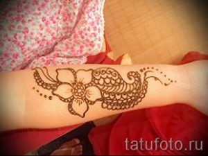mehendi à l'intérieur du bras - photo henné tatouage temporaire 1011 tatufoto.ru