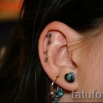 note tatouage dans l'oreille - une photo du tatouage fini sur 02082016 1001 tatufoto.ru