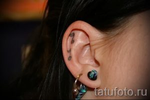 note tatouage dans l'oreille - une photo du tatouage fini sur 02082016 1001 tatufoto.ru