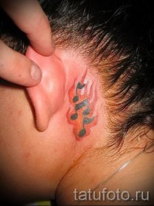 note tatouage derrière l'oreille - la photo du tatouage fini sur 02082016 1002 tatufoto.ru