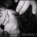 note tatouage derrière l'oreille - la photo du tatouage fini sur 02082016 2003 tatufoto.ru