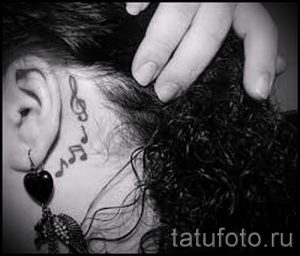 note tatouage derrière l'oreille - la photo du tatouage fini sur 02082016 2003 tatufoto.ru
