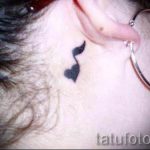 note tatouage derrière l'oreille - la photo du tatouage fini sur 02082016 3004 tatufoto.ru