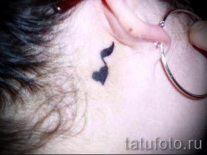 note tatouage derrière l'oreille - la photo du tatouage fini sur 02082016 3004 tatufoto.ru