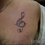 notes de tatouage et de clé de sol - une photo du tatouage fini sur 02082016 1008 tatufoto.ru