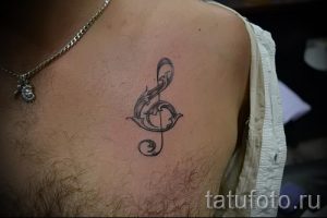 notes de tatouage et de clé de sol - une photo du tatouage fini sur 02082016 1008 tatufoto.ru