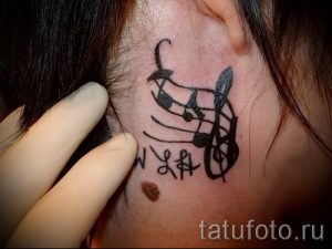 notes tattoo behind the ear - the photo of the finished tattoo on 02082016 4013 tatufoto.ru