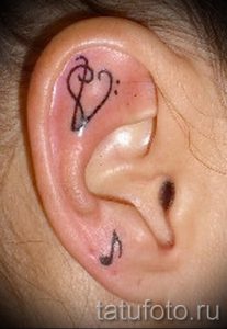 notes tattoo in the ear - a photo of the finished tattoo on 02082016 2014 tatufoto.ru