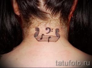 notes tattoo on his neck - a photo of the finished tattoo 02082016 2016 tatufoto.ru