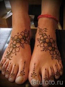painted with henna on the foot - options for temporary henna tattoo on 05082016 1106 tatufoto.ru