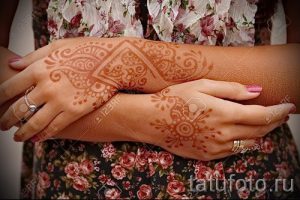 painting mehendi on the hands - Photo temporary henna tattoo 1193 tatufoto.ru