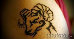 ram Tätowierung auf der Schulter - ein Foto des fertigen Tätowierung 02082016 2036 tatufoto.ru