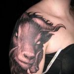 ram tattoo on his shoulder - a photo of the finished tattoo 02082016 1039 tatufoto.ru