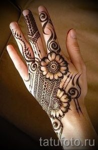 schöne mehendi auf ihrem Arm - eine temporäre Henna-Tattoo Foto 1199 tatufoto.ru